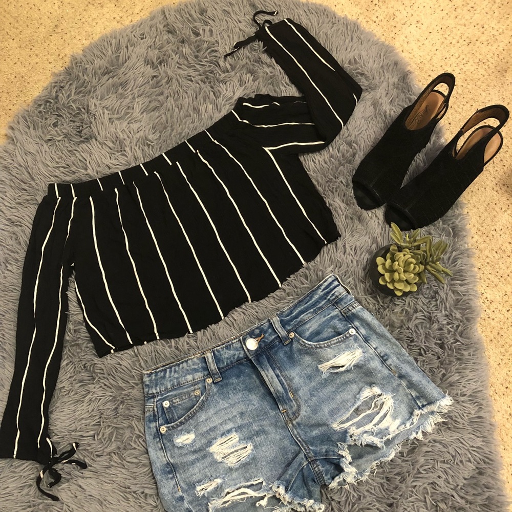 Kendall & Kylie off the shoulder top. (Shirt only)